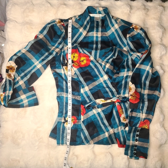 Diane Von Furstenberg silk Wrap Blouse with Notched Collar - Picture 9 of 15